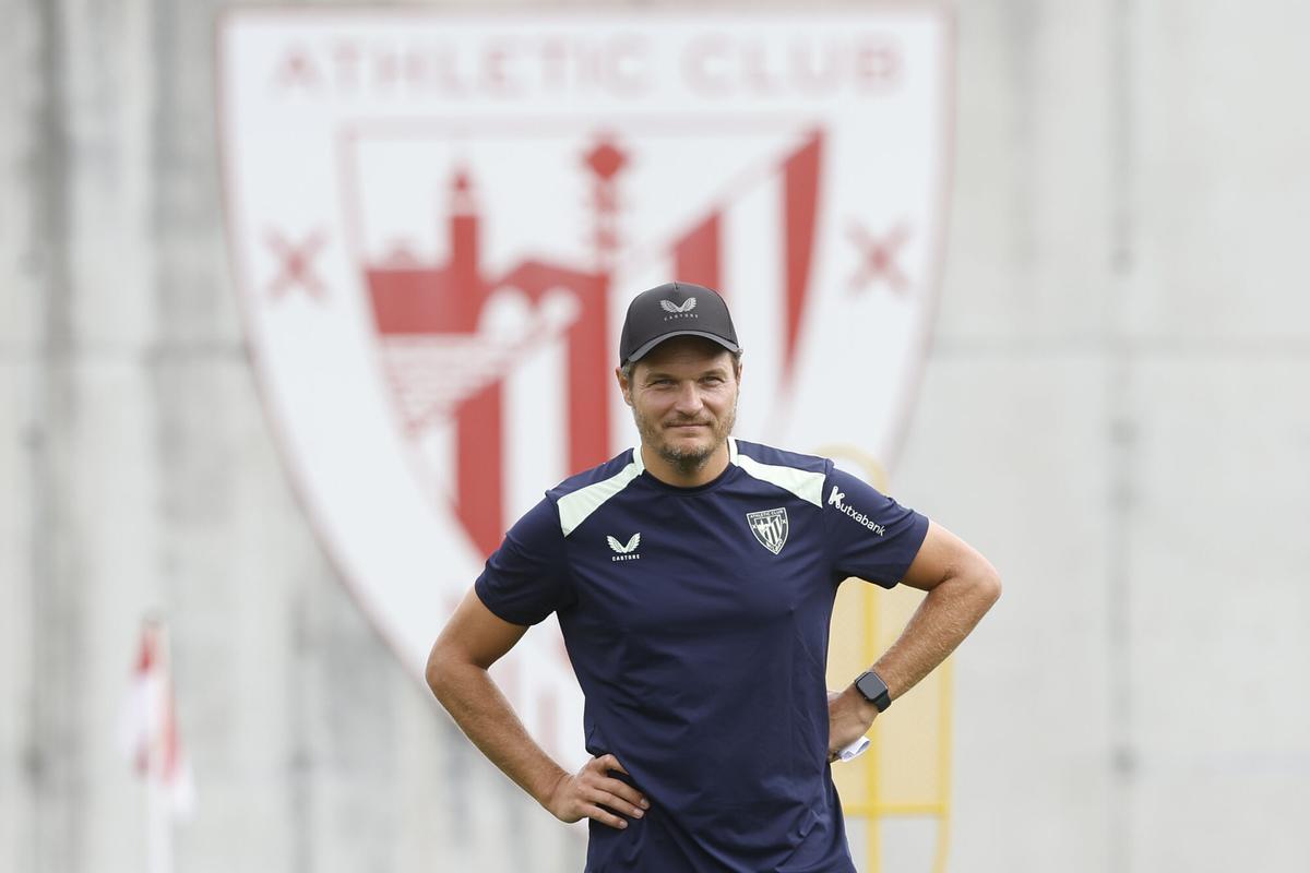 Edin Terzic durante un entrenamiento del Athletic en Lezama.