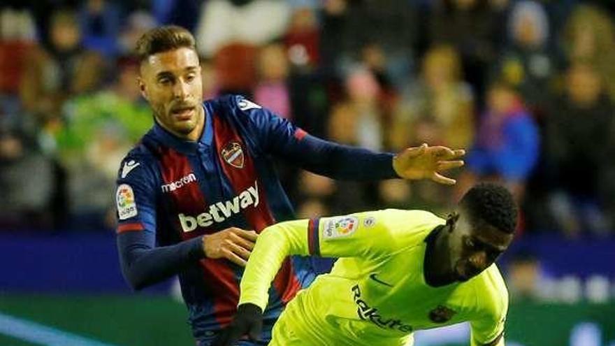 Rochina y Dembelé, en una jugada del partido de ayer.