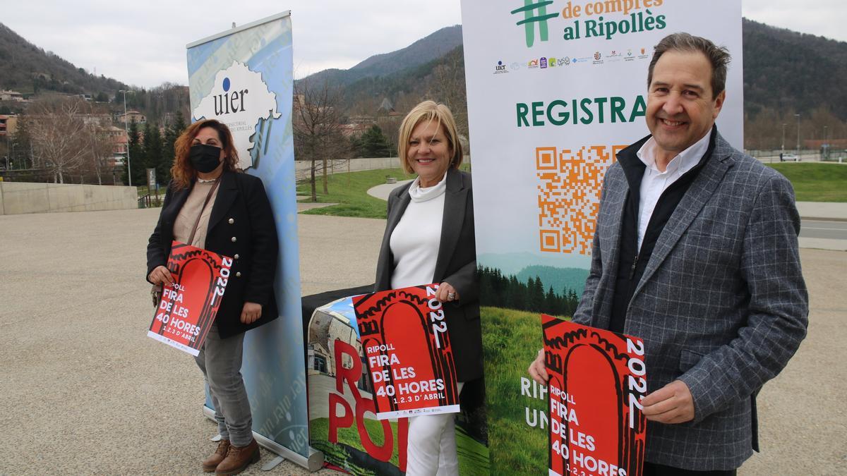 Els representants de l&#039;Associació de botiguers de Ripoll, l&#039;Ajuntament i la UIER amb el cartell de la Fira al Pla de la Devesa