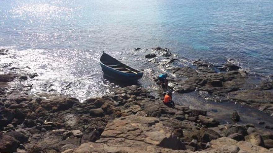 La patera localizada en Playa Blanca cerca del faro de Pechiguera, ayer. | lp / dlp