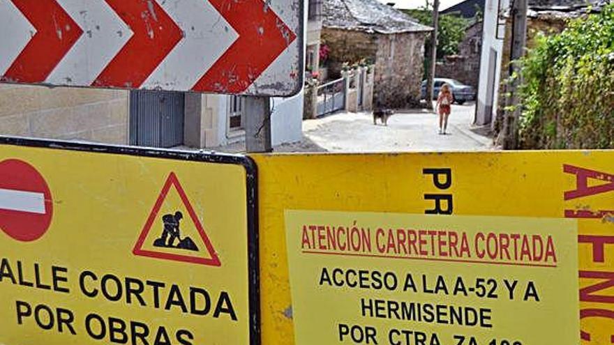 Señalización del corte de la carretera en Lubián.