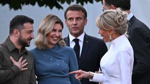 El presidente ucraniano Volodymyr Zelensky y su esposa Olena Zelenska hablan con el presidente francés Emmanuel Macron y su esposa Brigitte Macron.