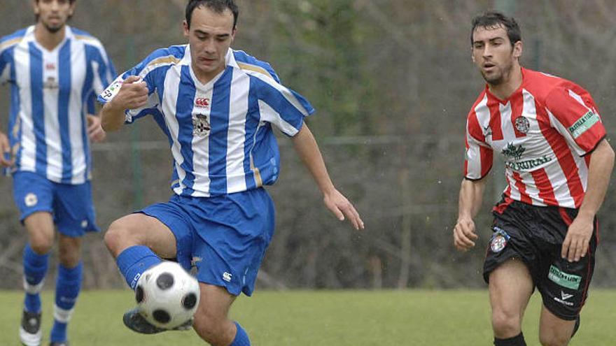 Iván Pérez controla el balón durante el último partido contra el Zamora. / fran martínez