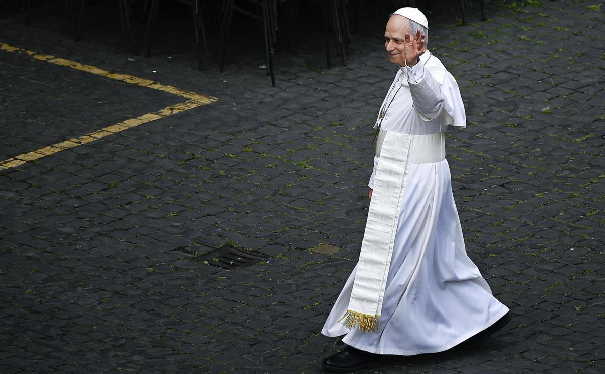 El papa León XIV reza su primer Regina Caeli en la Basílica de San Pedro