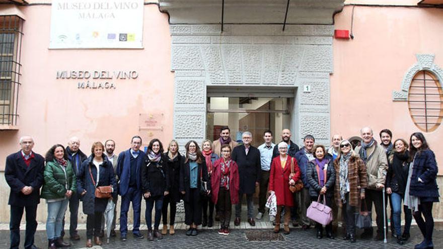 Miembros de la familia Lamothe, ayer durante una visita al Museo del Vino.