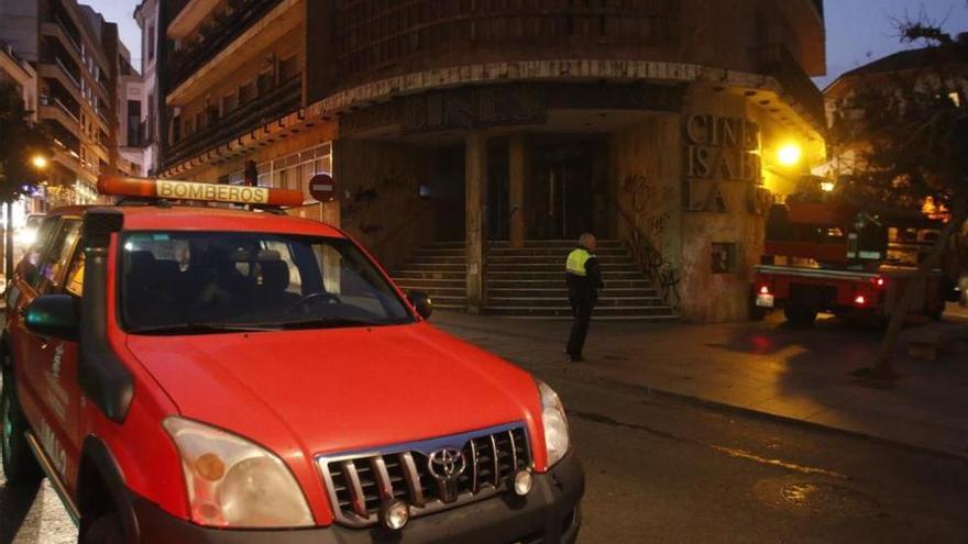 Un fuego en el antiguo cine Isabel la Católica moviliza a los bomberos