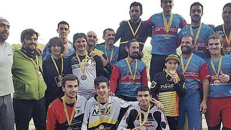 Podio con todos los bikers distinguidos ayer en el circuito del Trail Park de Peguera.