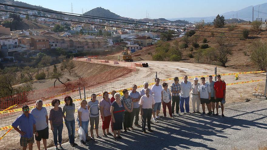 Los vecinos del Chaparral, al inicio de las obras, y la semana pasada, delante de la calle Galaxia, ya concluida.