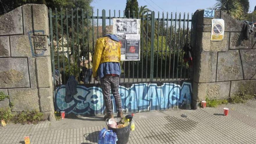 Uno de los &#039;okupas&#039;, en la puerta del recinto.