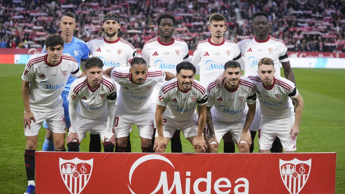 Los jugadores del Sevilla FC posan durante el partido de LaLiga EA Sports disputado entre el Sevilla FC y el Athletic Club en el estadio Ramón Sánchez-Pizjuán.