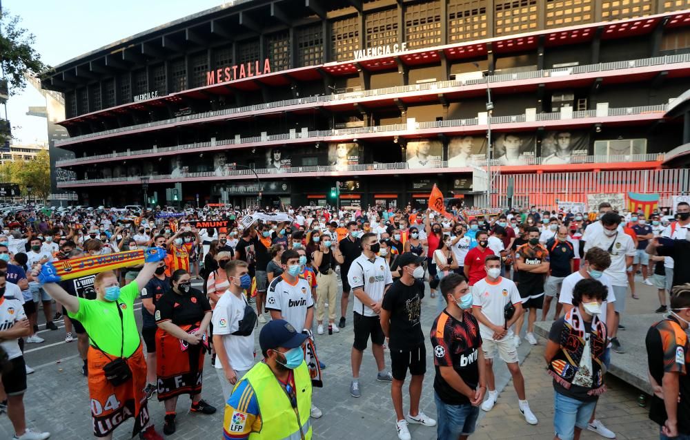 Protesta de los aficionados del Valencia CF contra de Meriton y Peter Lim