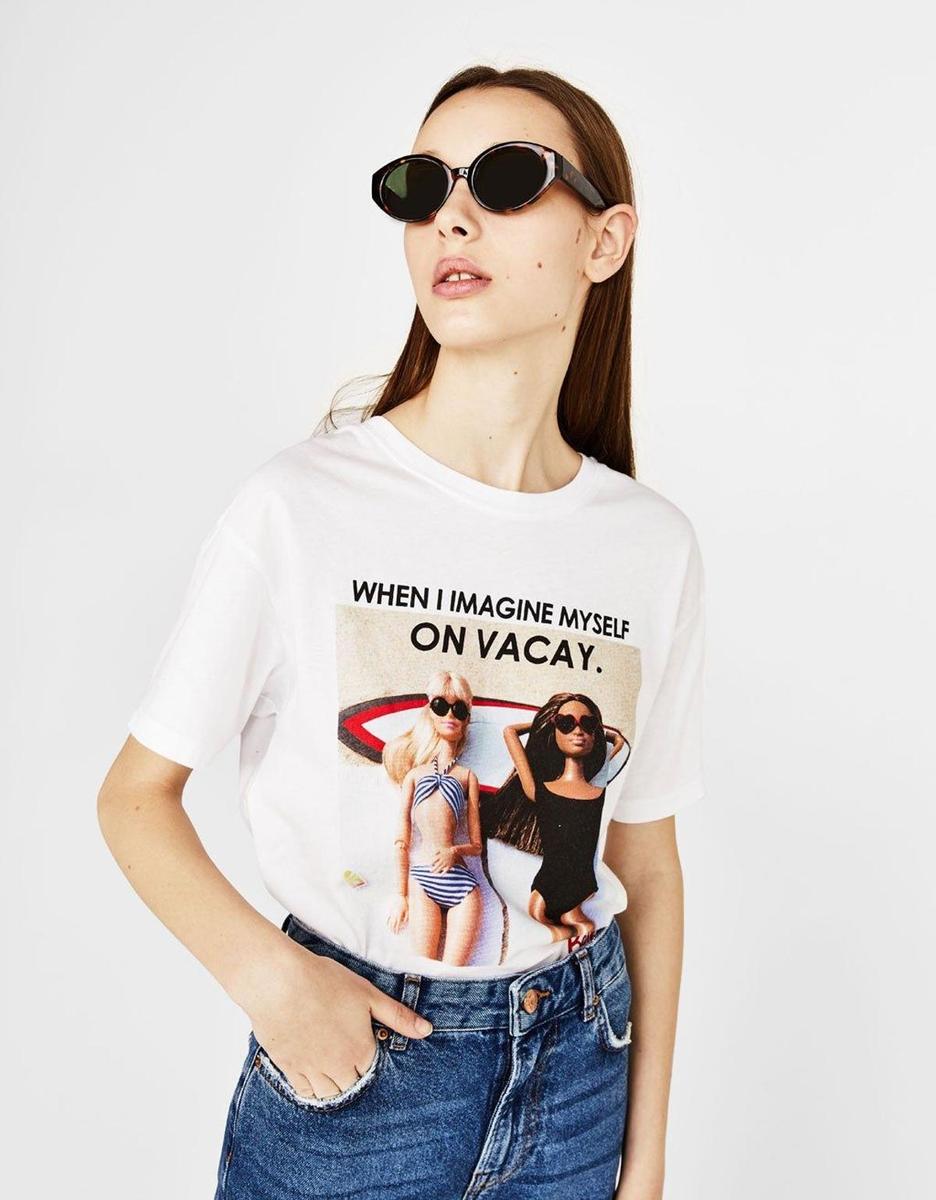 Camiseta de dos Barbies en Bershka