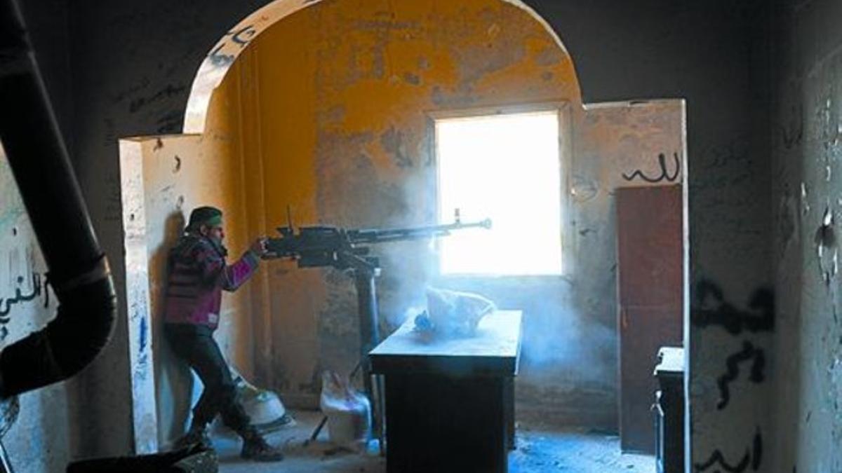 Un guerrillero rebelde dispara hacia posiciones de las fuerzas gubernamentales en la ciudad siria de Alepo.