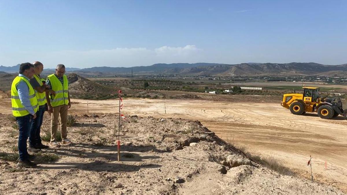 El presidente del Consorcio Crea, Fulgencio Cerdán, en las obras del sellado del vertedero de Villena junto a el jefe de servicio de residuos del Consell Emili Gombau, y el subdirector general de Vaersa, José Manuel Marco, en imagen de archivo.