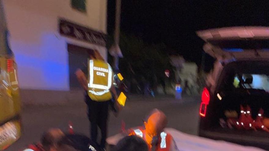 Santiarios, agentes de la Policía Local de Campos y guardia civil atiende a la víctima del accidente de moto.