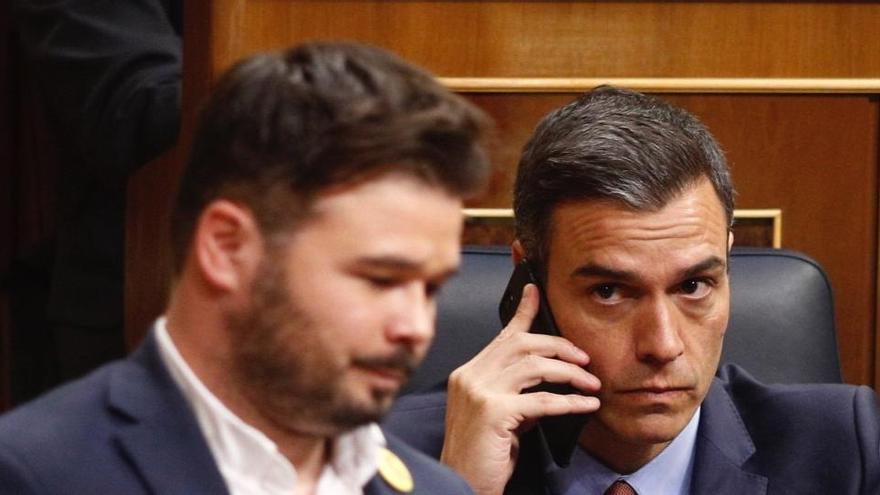 Pedro Sánchez mira Gabriel Rufián en el Congreso.