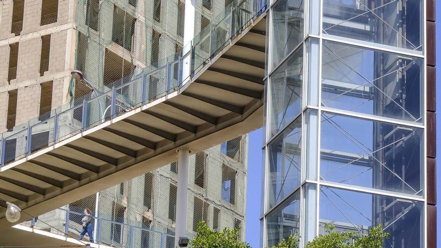 Ascensor y escaleras mecánicas del barranquillo Don Zoilo y Primero de Mayo