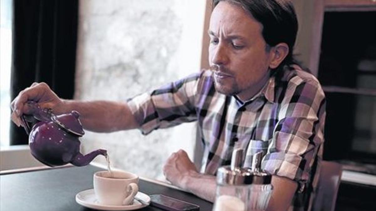 Pablo Iglesias, ayer, en una cafetería del barrio de Malasaña, en el centro de Madrid.