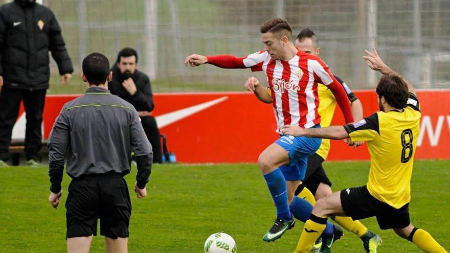 El sportinguista Juan Rodríguez se escapa de dos futbolistas del Llanera. juan plaza