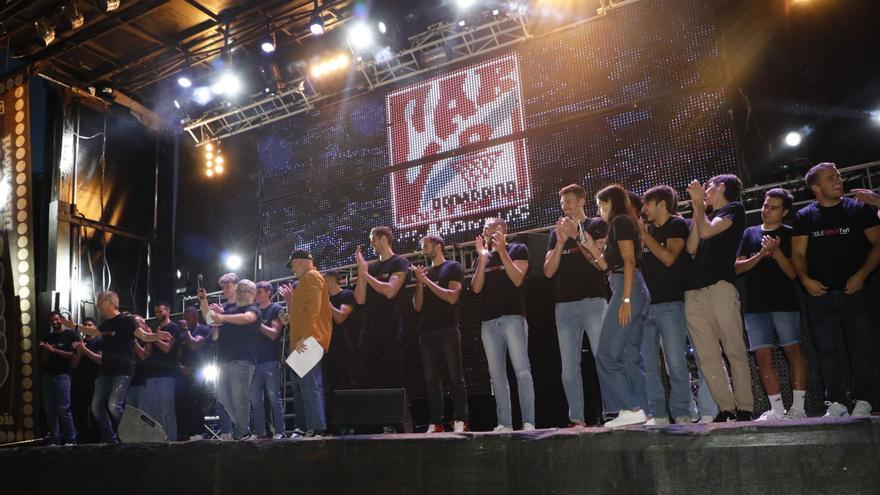 La plantilla del Monbus Obradoiro, con el técnico Moncho Fernández al frente (a la izquierda en la foto) subida al escenario durante la fiesta de presentación