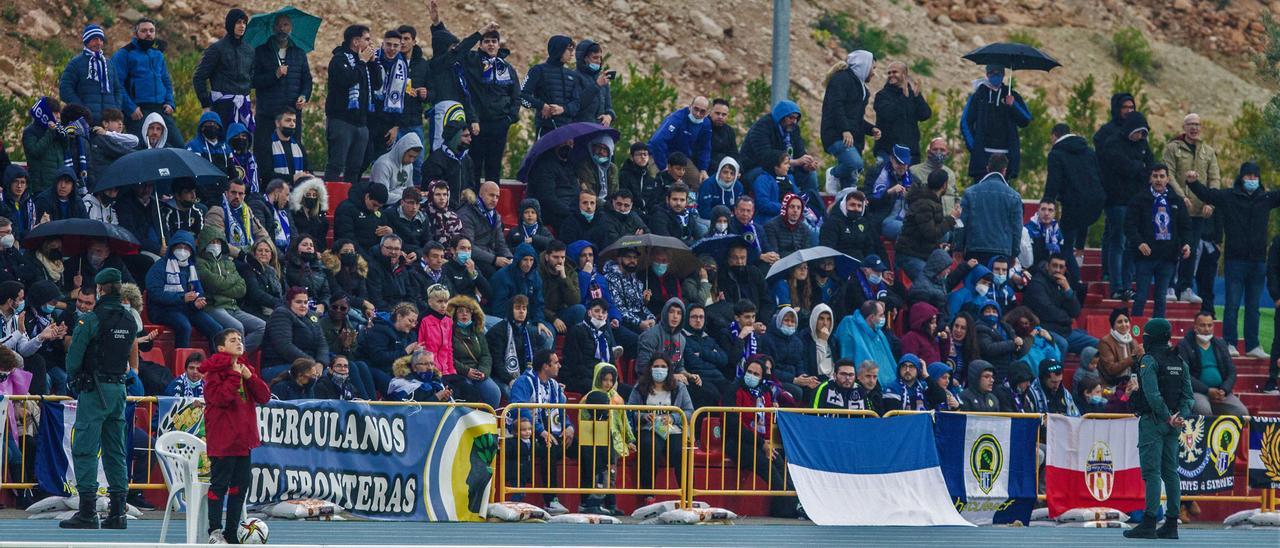 Afición del Hércules presente en La Nucía para animar a su equipo en el Olímpic Camilo Cano.