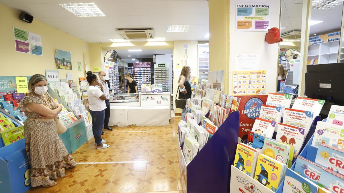 Varios clientes esperan, ayer, a ser atendidos en la Librería Central.