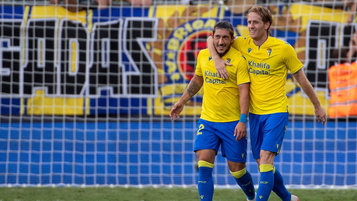 Alex Fernández celebra un gol del Cádiz junto al Pacha Espino