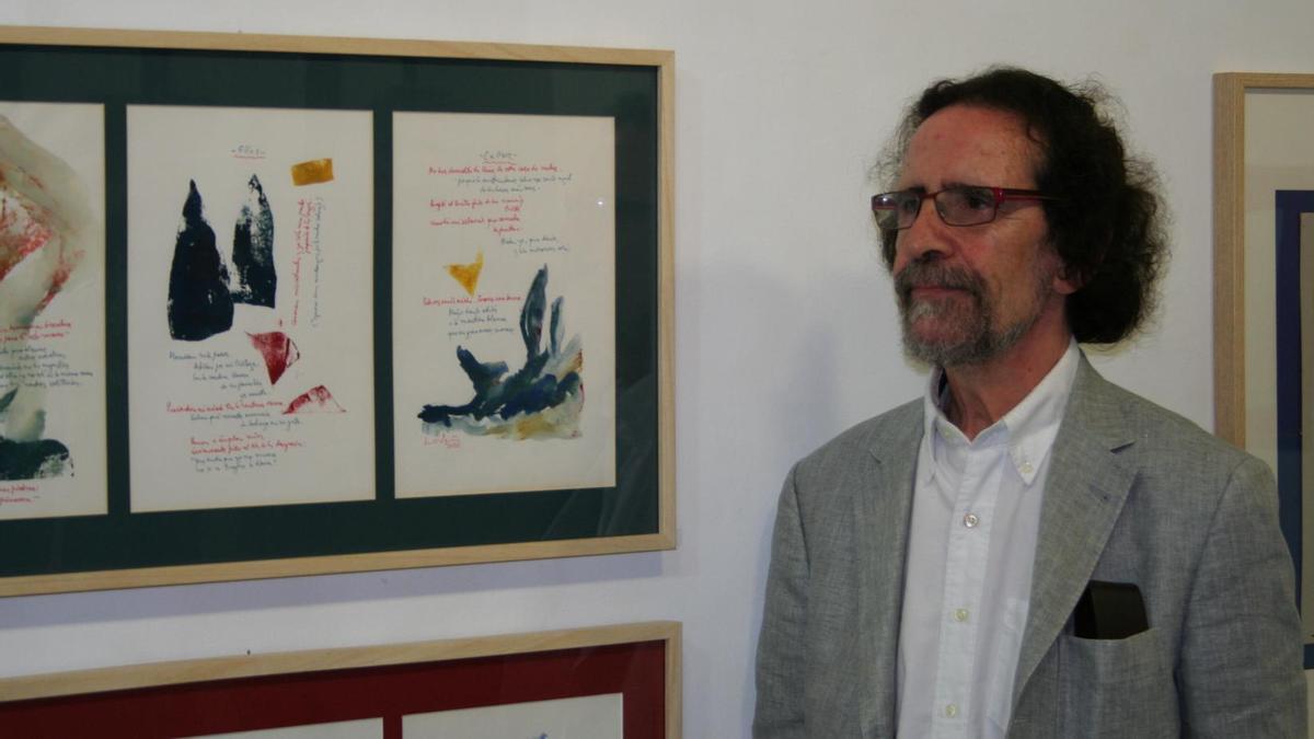 Luis Díaz González de Viana con algunas de sus obras.