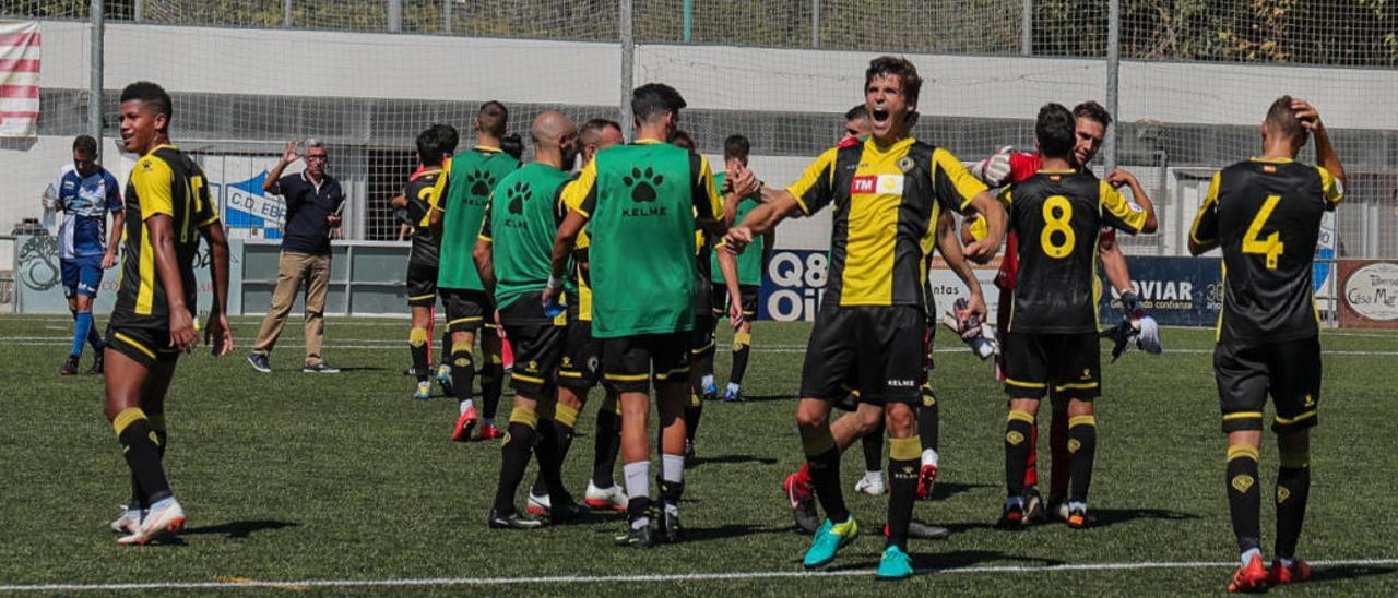 El herculano Fran Miranda celebra el triunfo del equipo en el campo del Ebro, en la primera vuelta.