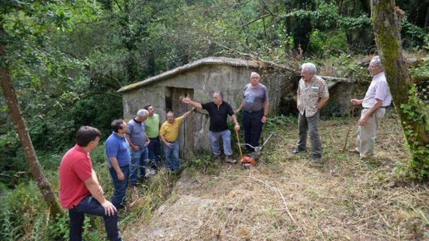 El concejal Luis Bará, segundo por la izquierda, ayer, junto a los vecinos de Salcedo.  // Gustavo Santos