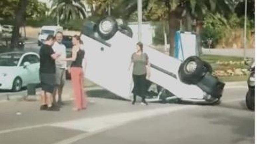 Un coche vuelca en Cas Català