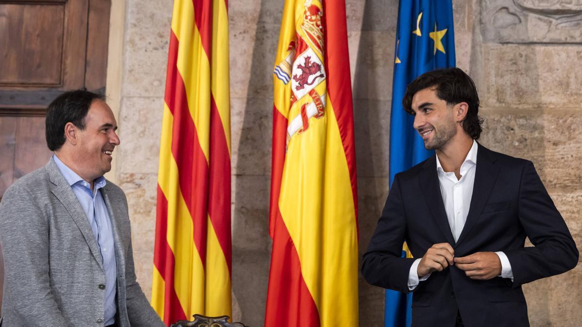 Ferran Torres firma el convenio para ser nuevo embajador de la Generalitat, el viernes pasado en el Palau.