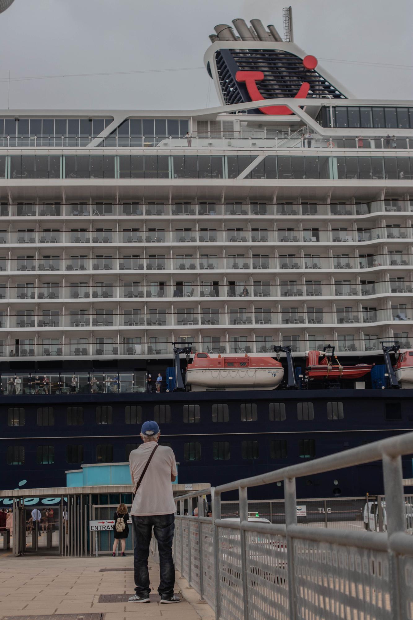 Atraca en Cartagena el primer crucero que llega a España tras la covid