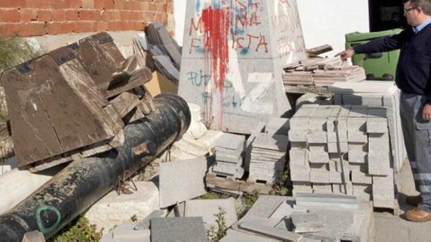 Imagen del cañón y su base de madera, situado hasta enero de 2008 en la céntrica plaza del Carmen.