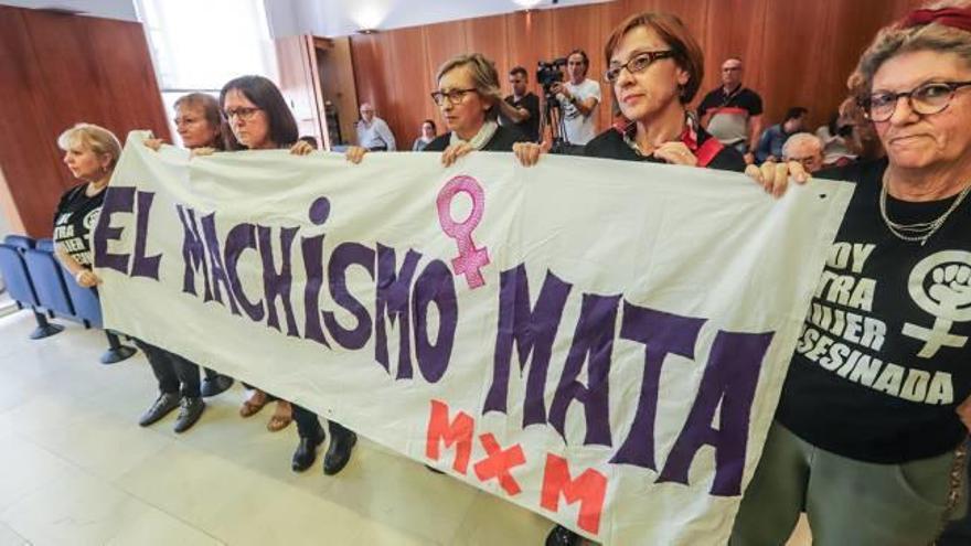 Mujeres de la Plataforma Feminista mostraron una pancarta.