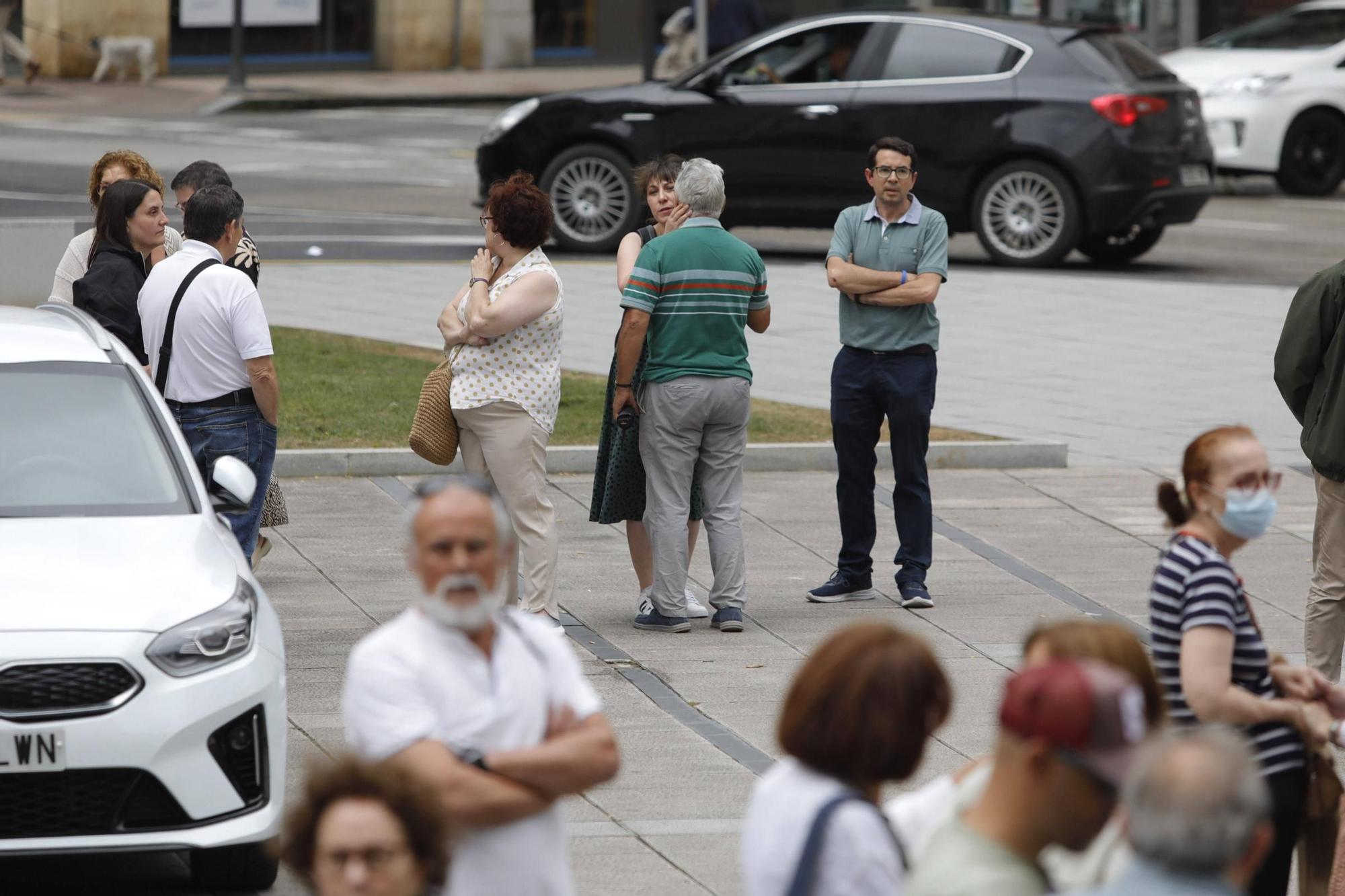 Así fue la despedida y el homenaje de amigos y clientes del Cafetón en Avilés a sus dueños, muertos en León