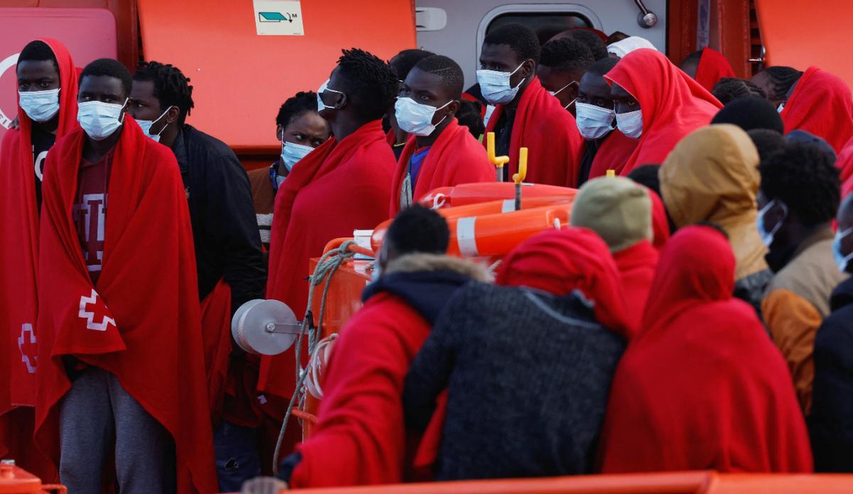 114 migrantes restacados la madrugada de esta miércoles esperan a desembarcar en la puerto de Arguineguín
