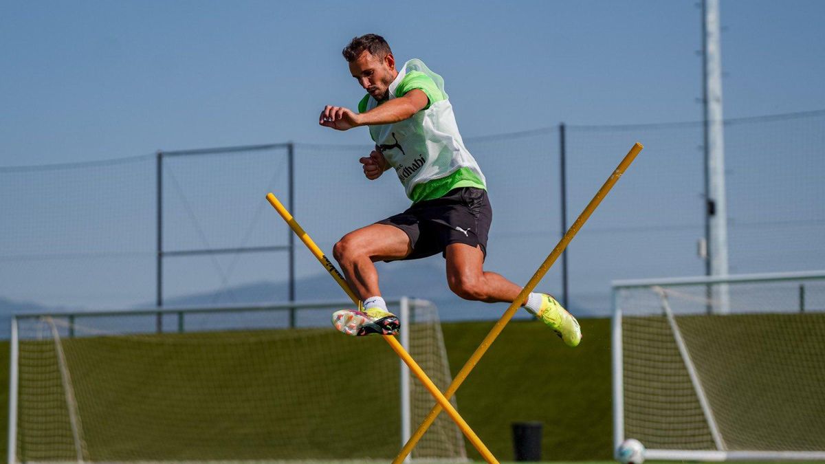 Stuani salta durant un exercici en un entrenament d'aquesta setmana a la Massana