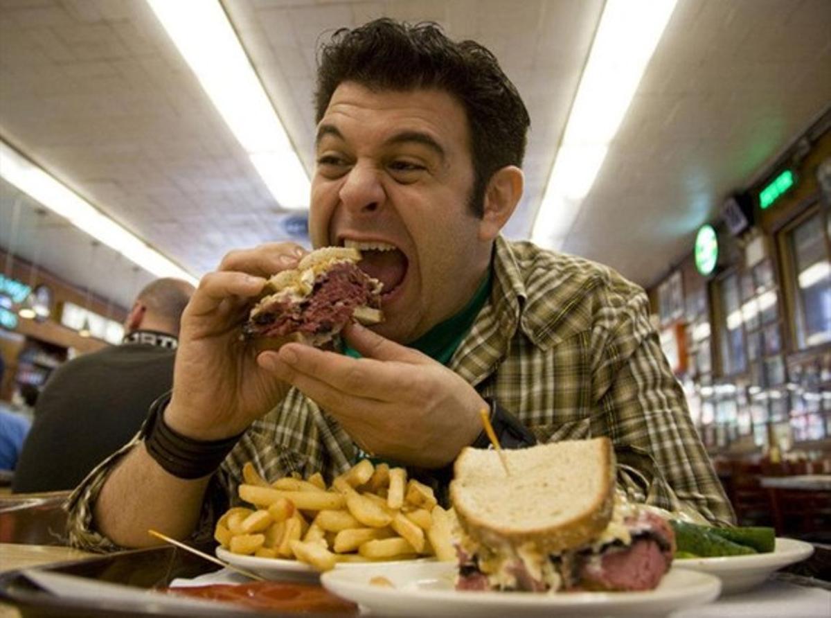 Adam Richman, davant d’un dels seus pantagruèlics reptes de ’Crónicas carnívoras’.