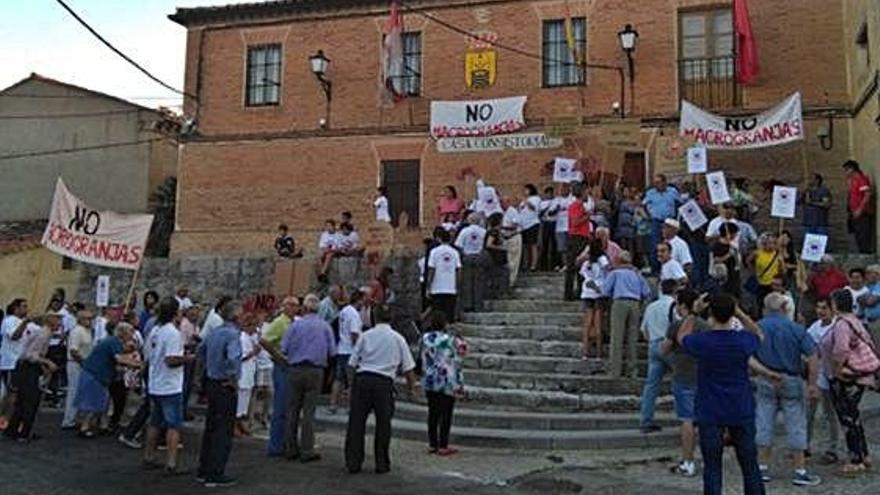 Vecinos de un pueblo de la comarca de Toro se manifiestan en contra de las macrogranjas.