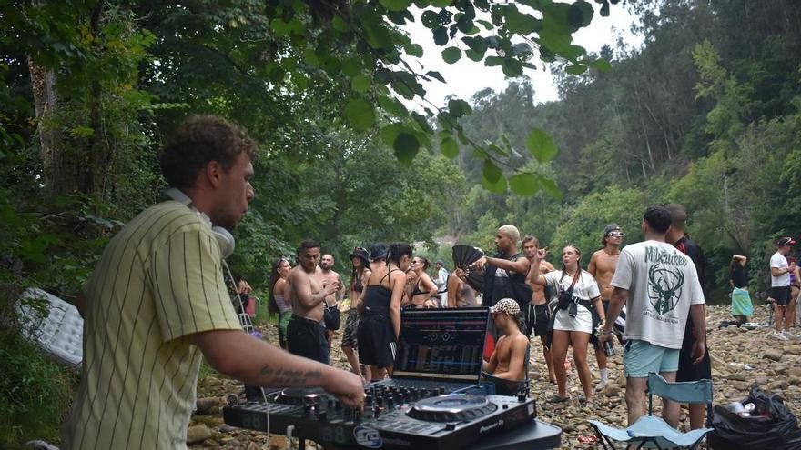 La música nunca se apaga en el Aquasella, donde se montan "raves" improvisadas con chapuzones en el río: "Esto es un privilegio"