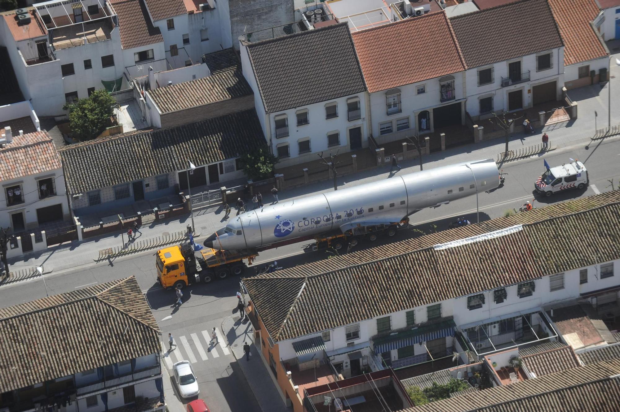 Así fue el multitudinario traslado del avión de Miraflores por el centro de Córdoba