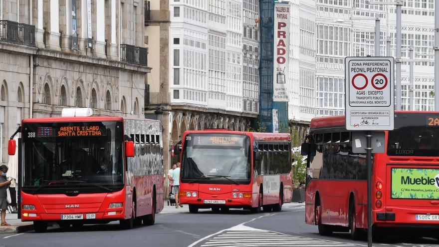 AUTOBUSES DE LA COMPAÑIA DE TRANVIAS EN LA AVENIDA DE LA MARIN.