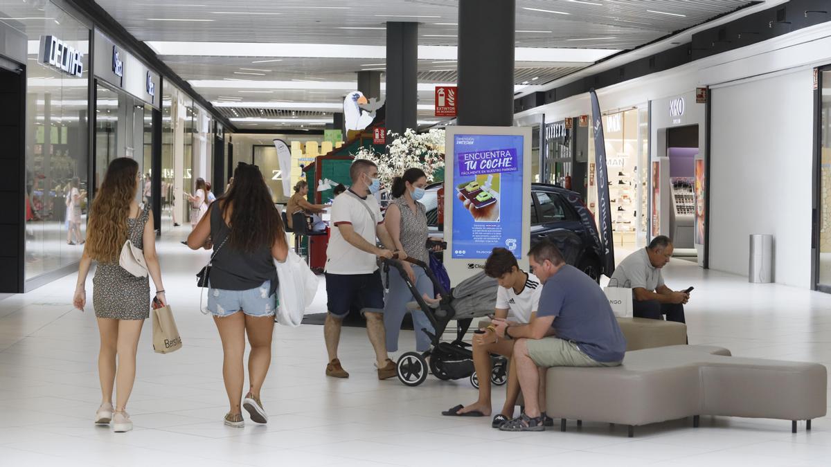 Interior del centro comercial La Sierra de Córdoba.