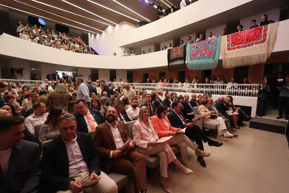 Las autoridades, en primera fila, y mantones de Mantiles en los palcos.