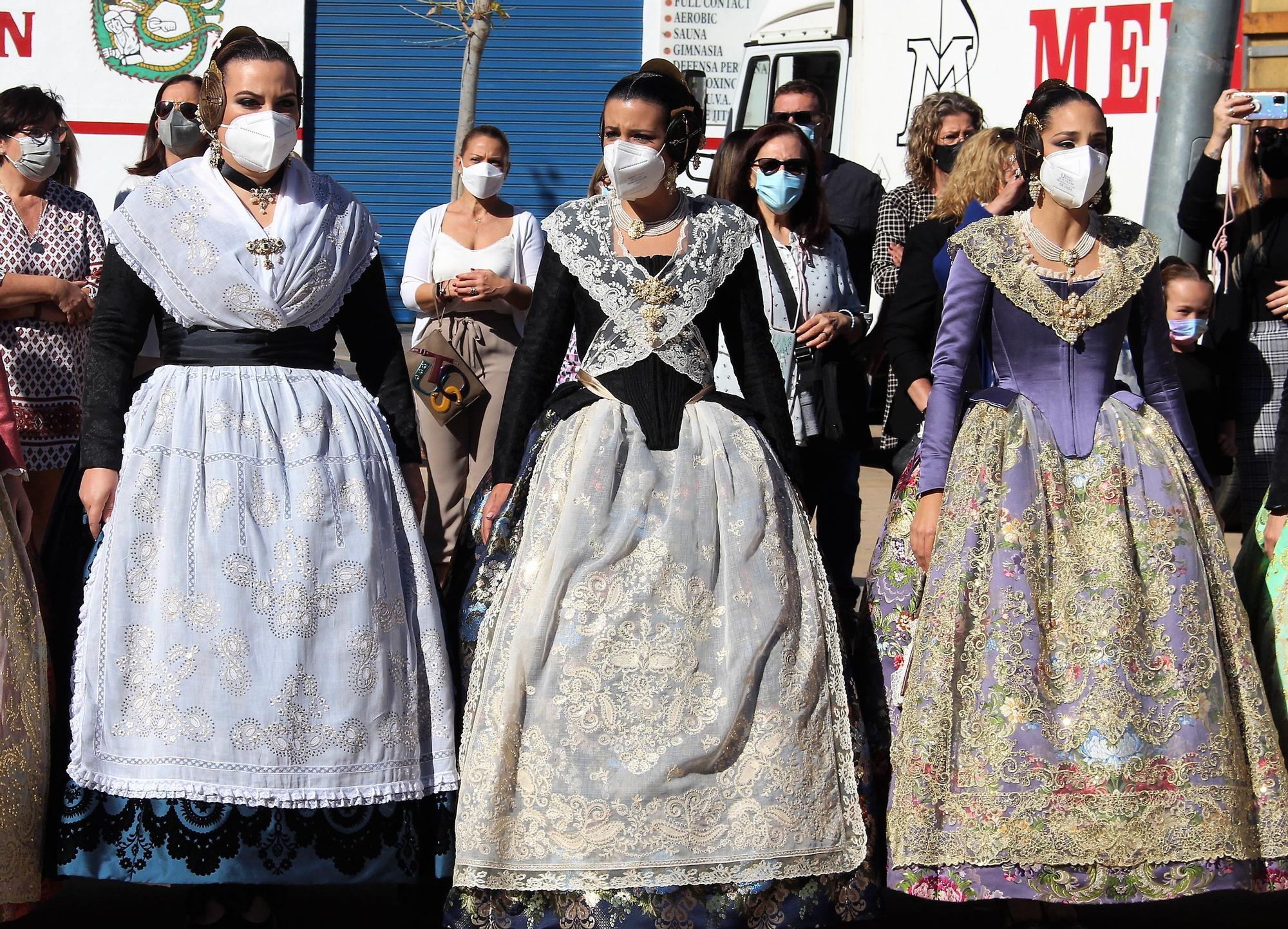 Carmen, Nerea y las cortes acompañan a las fallas de Quart y Xirivella en la procesión de la Senyera