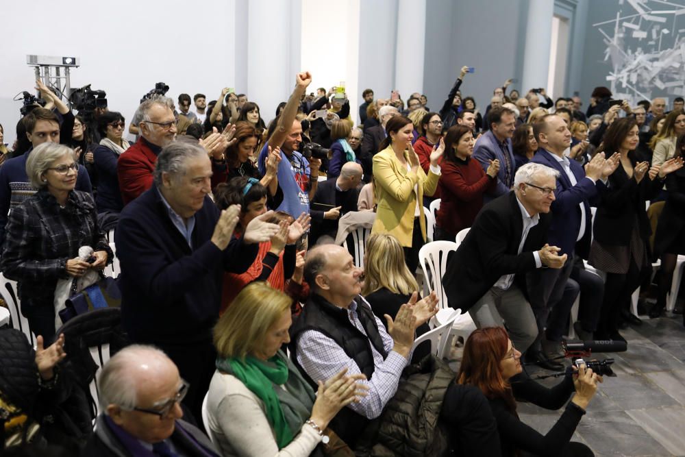 Aglomeración en la conferencia de Mujica en València