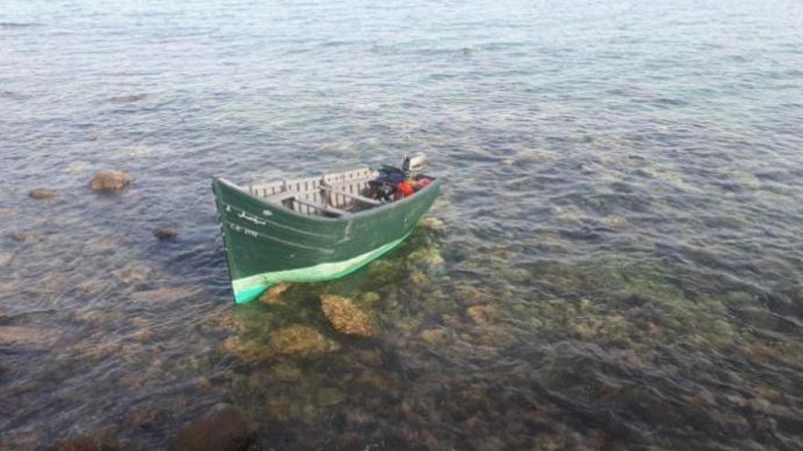 Una patera llegada a aguas canarias.