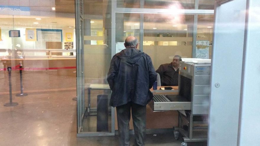 El médico Cándido Fernández, durante uno de los recesos del juicio.