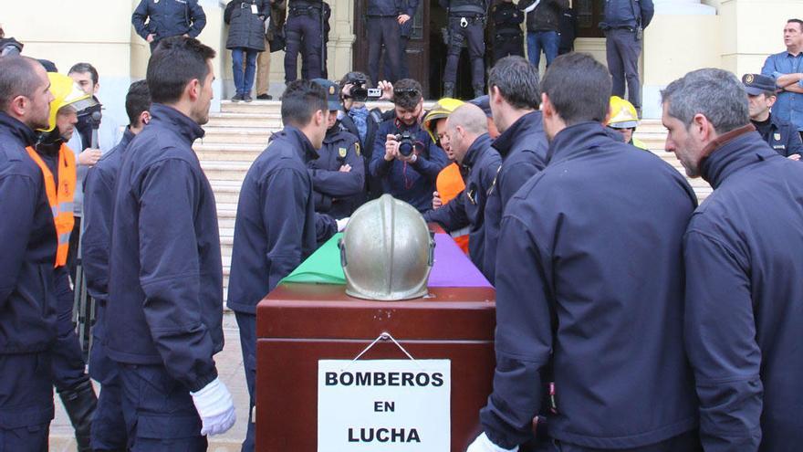 Los bomberos, frente al Ayuntamiento, durante su protesta de finales de enero.